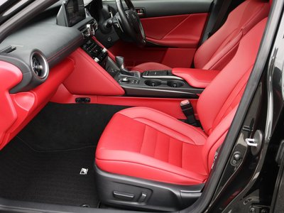 2022 Lexus IS photo 16