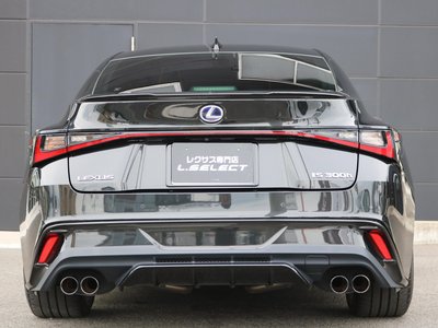 2022 Lexus IS photo 9