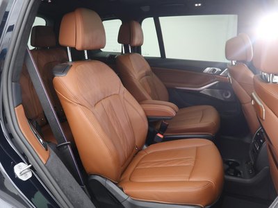 2025 BMW X7 photo 9