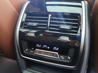 2025 BMW X7 thumbnail 42