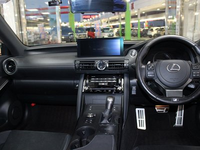 2023 Lexus IS — миниатюра 9