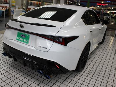 2023 Lexus IS — миниатюра 8