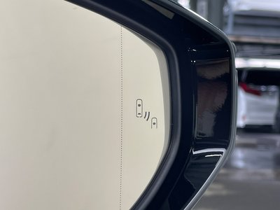 2023 Lexus IS — миниатюра 9