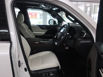صورة 10 لـ 2025 Lexus LX