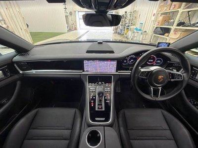 2019 Porsche PANAMERA photo 2