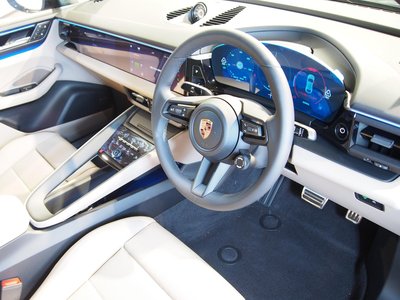 2025 Porsche MACAN thumbnail 27