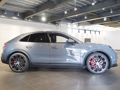 2025 Porsche MACAN photo 8