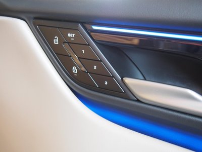 2025 Porsche MACAN thumbnail 34