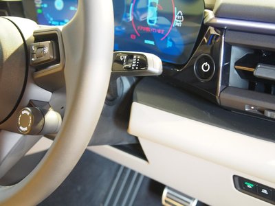 2025 Porsche MACAN thumbnail 36