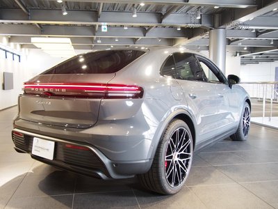 2025 Porsche MACAN photo 7