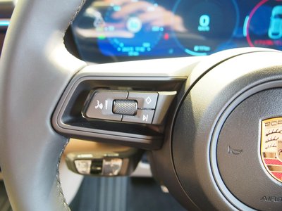 2025 Porsche MACAN thumbnail 38