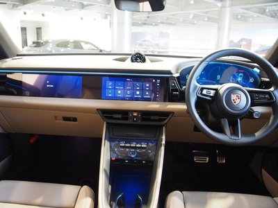2025 Porsche MACAN thumbnail 44