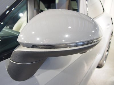 2025 Porsche MACAN thumbnail 25