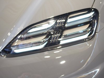2025 Porsche MACAN photo 16