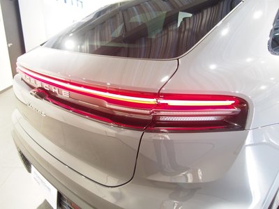 2025 Porsche MACAN thumbnail 21