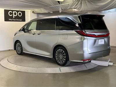 2024 Lexus LM photo 2