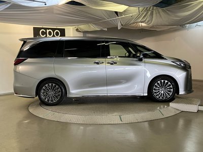 2024 Lexus LM photo 9