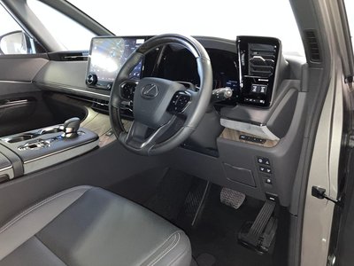 2024 Lexus LM photo 4