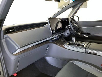 2024 Lexus LM photo 3