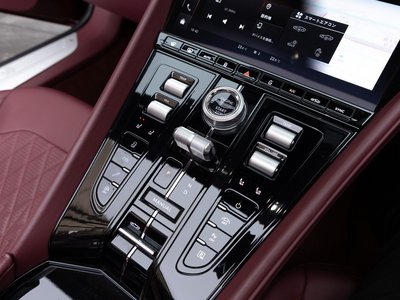 صورة 64 لـ 2025 Aston Martin DB12 VOLANTE