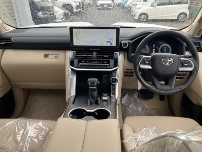 2025 Toyota LAND CRUISER 300 photo 4