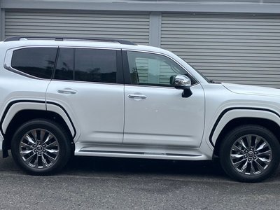 2025 Toyota LAND CRUISER 300 thumbnail 17