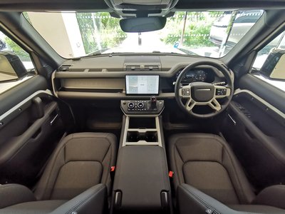 2025 LAND Rover DEFENDER photo 4