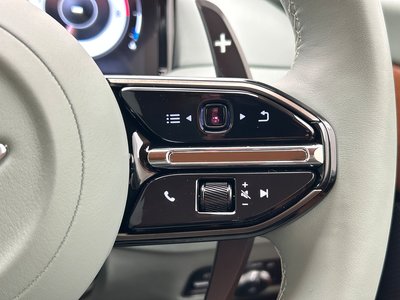 صورة 34 لـ 2024 Aston Martin DB12