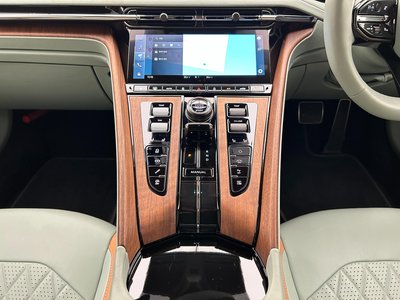 صورة 31 لـ 2024 Aston Martin DB12