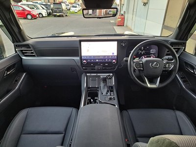 صورة 8 لـ 2025 Lexus GX