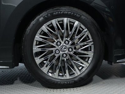 2025 Lexus LM photo 2
