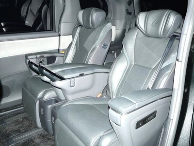 2025 Lexus LM photo 13