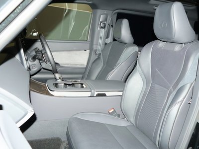 2025 Lexus LM photo 12