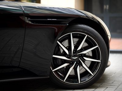 2017 Aston Martin DB11 — фото 7