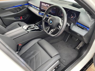 2024 BMW 5 SERIES — фото 12