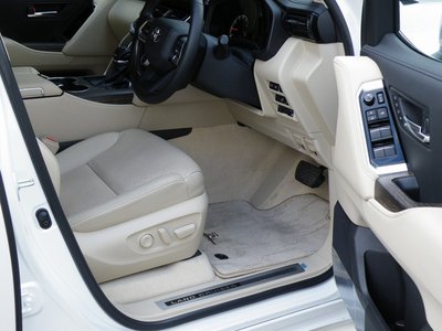 صورة 5 لـ 2023 Toyota LAND CRUISER 300