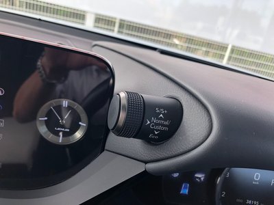 2021 Lexus ES thumbnail 30