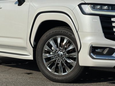 2025 Toyota LAND CRUISER 300 thumbnail 17