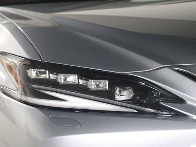 2022 Lexus ES thumbnail 18