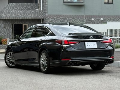 2022 Lexus ES photo 2