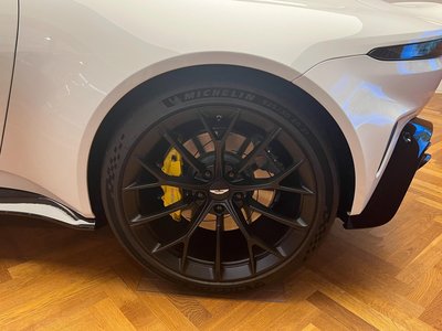 2025 Aston Martin VANTAGE — миниатюра 18