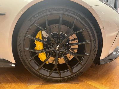 2025 Aston Martin VANTAGE — миниатюра 19
