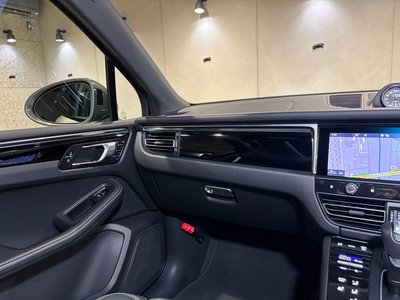 2025 Porsche MACAN thumbnail 33