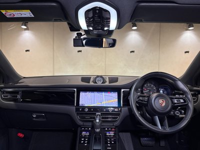 2025 Porsche MACAN thumbnail 32