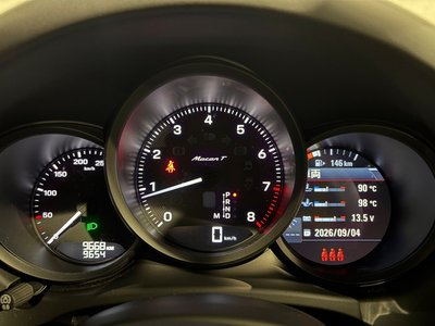 2025 Porsche MACAN thumbnail 36