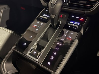 2025 Porsche MACAN thumbnail 37