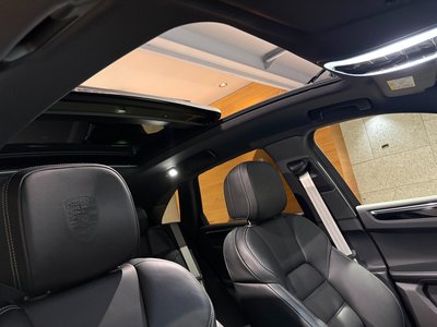 2025 Porsche MACAN photo 3