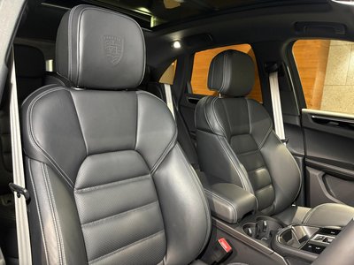 2025 Porsche MACAN photo 2