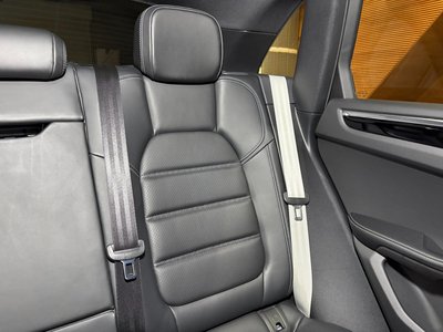 2025 Porsche MACAN thumbnail 31