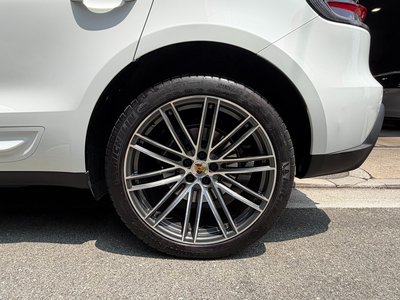 2023 Porsche MACAN thumbnail 33